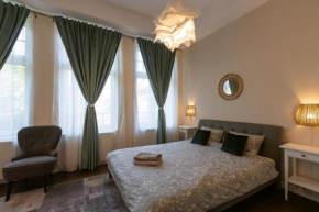 Central Charm - 2BR Apartment